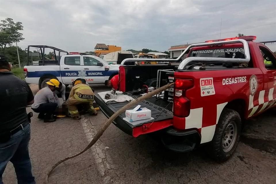 Un muerto y un herido dejó un choque en la Carretera Federal 200 en Cihuatlán; los tripulantes de uno de los vehículos huyeron.