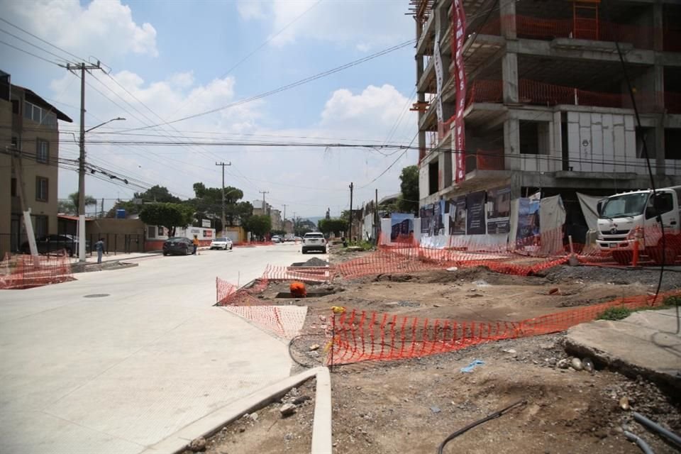 Los trabajos en la calle Felipe Ruvalcaba incluyen renovación de redes de agua, drenaje y tomas domiciliarias, así como concreto, ciclovía y banquetas.
