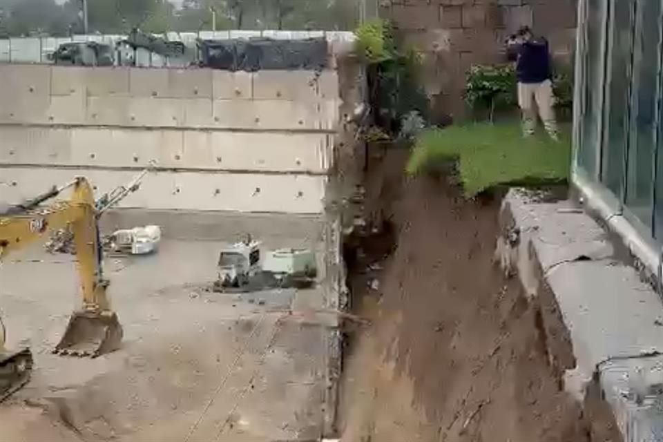 Colapsa muro en excavación en plena madrugada y afecta a habitantes de Puerta Las Lomas; vecinos avisaron a desarrolladores días antes.