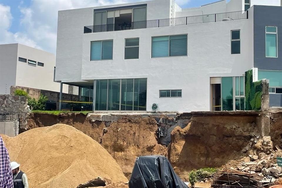 Colapsa muro en excavación en plena madrugada y afecta a habitantes de Puerta Las Lomas; vecinos avisaron a desarrolladores días antes.