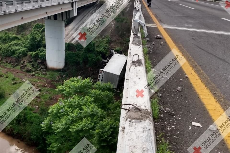 Un vehículo de carga cayó en un puente de la Autopista Maravatío-Zapotlanejo, causando la muerte a sus dos tripulantes.