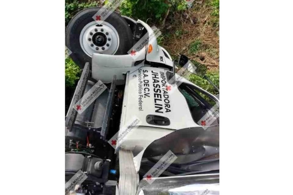 Un vehículo de carga cayó en un puente de la Autopista Maravatío-Zapotlanejo, causando la muerte a sus dos tripulantes.