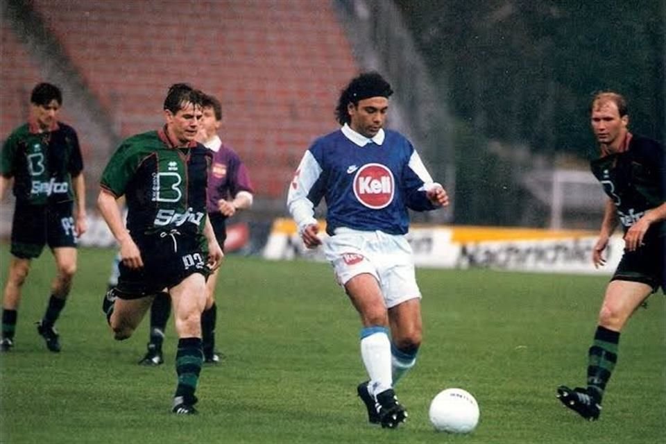 Hugo Sánchez con el uniforme de Linz FC de Austria.