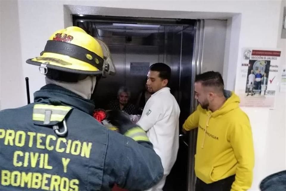 Otro elevador del IMSS volvió a presentar fallas, ahora en el Hospital General 89, donde tres personas quedaron atrapadas y salieron ilesas.