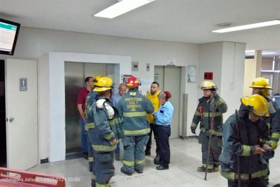 Otro elevador del IMSS volvió a presentar fallas, ahora en el Hospital General 89 de Guadalajara, donde tres personas quedaron atrapadas y salieron ilesas.