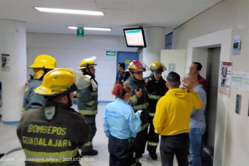 Otro elevador del IMSS volvió a presentar fallas, ahora en el Hospital General 89 de Guadalajara, donde tres personas quedaron atrapadas y salieron ilesas.