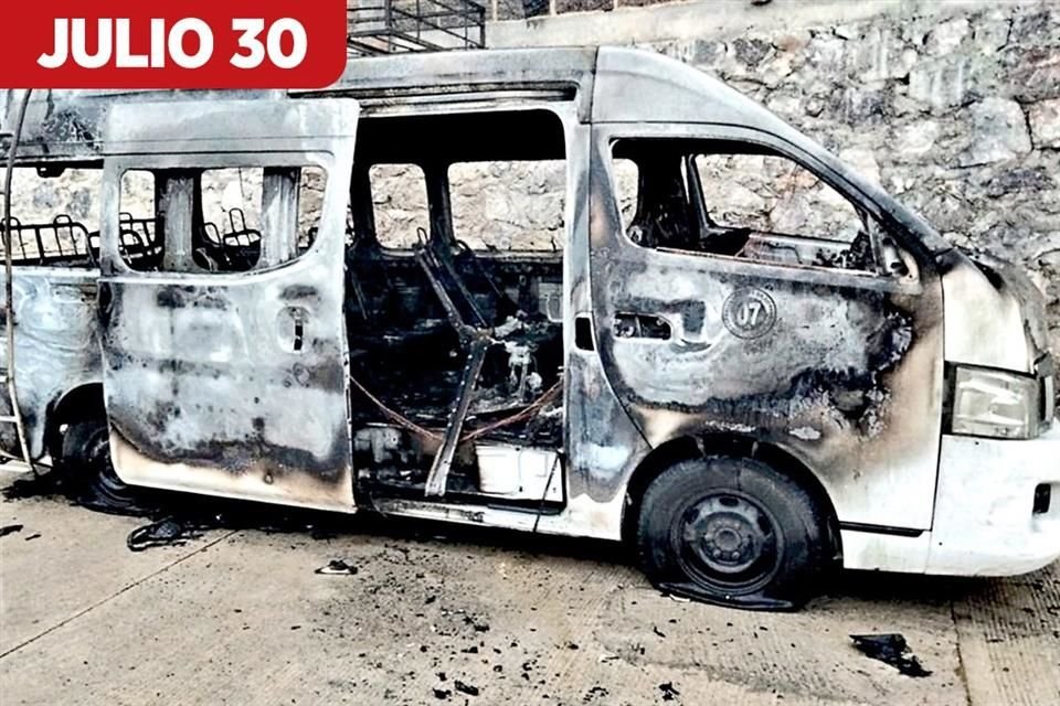 Los conductores de dos unidades de transporte público mueren calcinados tras ataque armado en Tixtla.