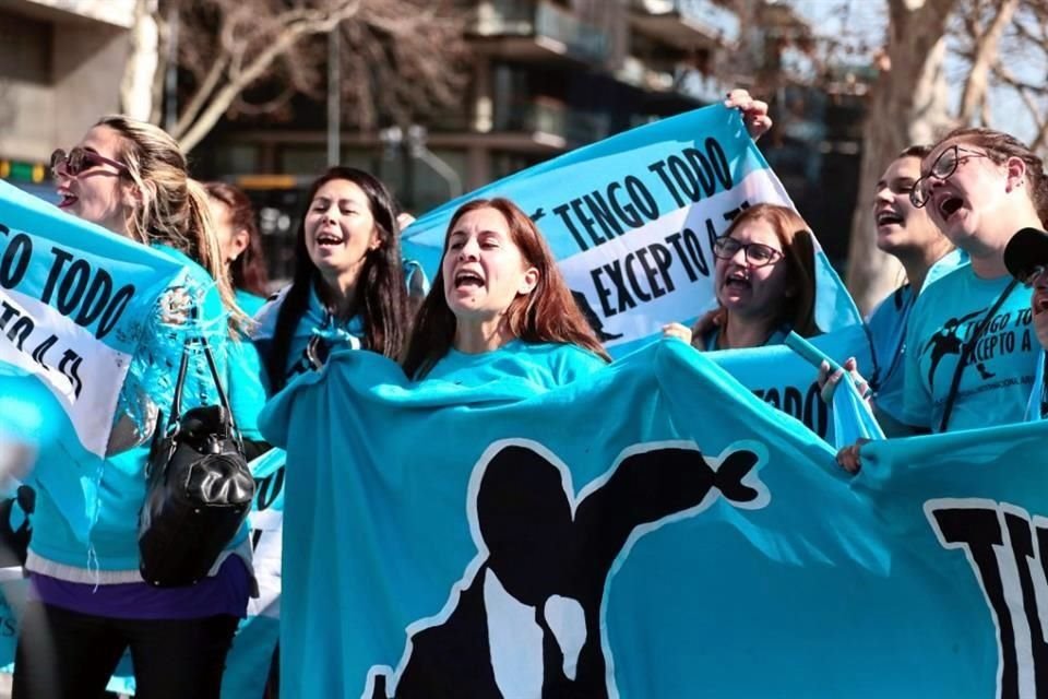 Los clubes de fans de Luis Miguel de Buenos Aires, 'Tengo Todo Excepto a Ti' y 'El Sol de Abril' recibieron al cantante.