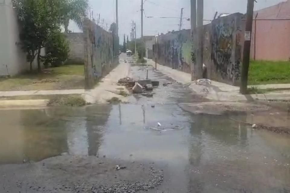 Vecinos del Cluster 44 de Santa Fe, en Tlajomulco, ya están cansados de que el Ayuntamiento de Tlajomulco no de solución al problema con las alcantarillas.