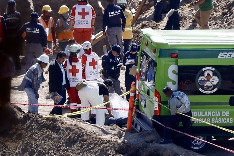 Tres trabajadores murieron tras el derrumbe de una obra que se lleva a cabo a un costado de la Autopista Toluca-Valle de Bravo.