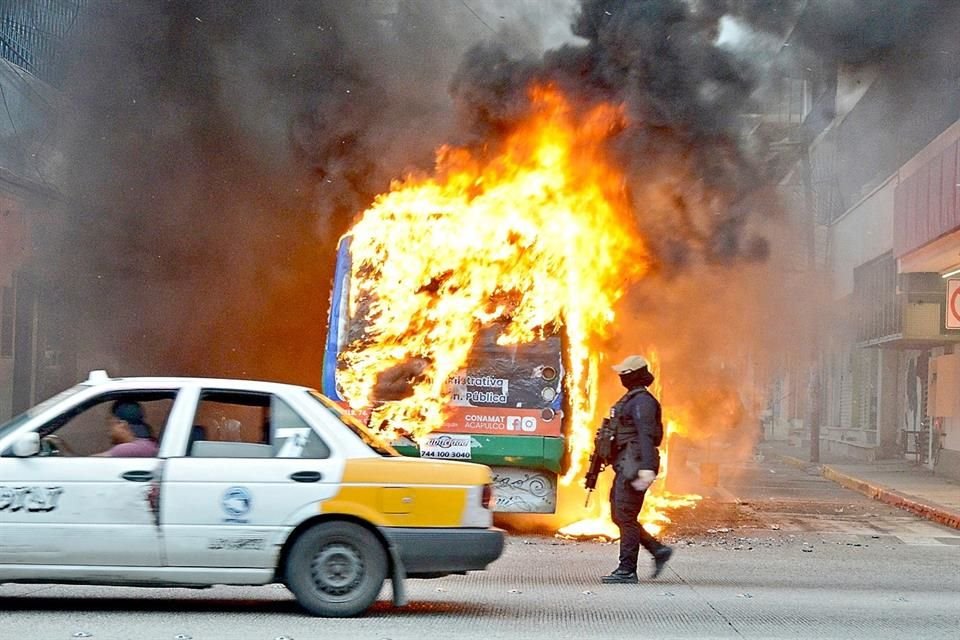 Un camión de transporte urbano fue incendiado en pleno centro de Acapulco.