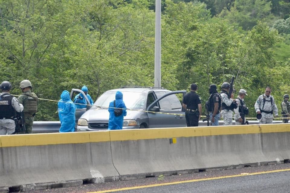 El cadáver fue abandonado en una camioneta en Viaducto Diamante.