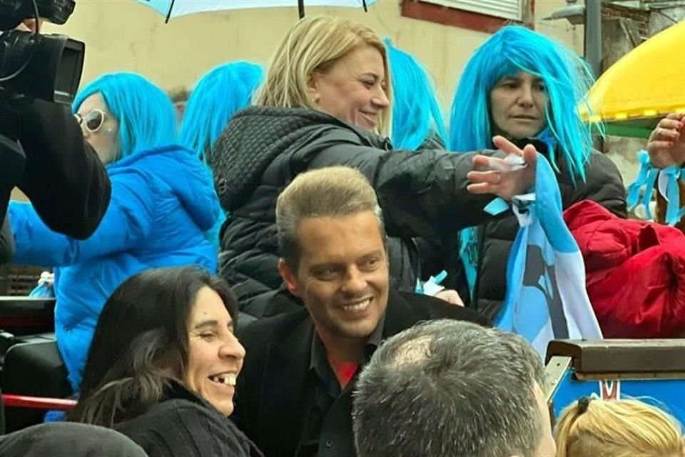 Varios clubs de fans de Luis Miguel armaron una fiesta afuera del Movistar Arena, en Buenos Aires, donde el cantante dará inicio a su gira mundial.