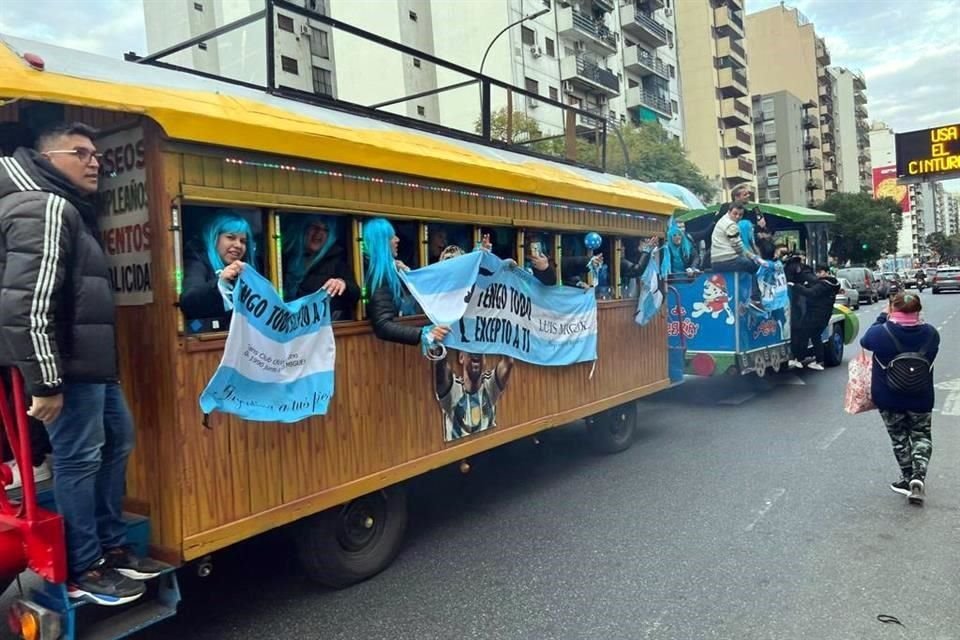 Varios clubs de fans de Luis Miguel armaron una fiesta afuera del Movistar Arena, en Buenos Aires, donde el cantante dará inicio a su gira mundial.