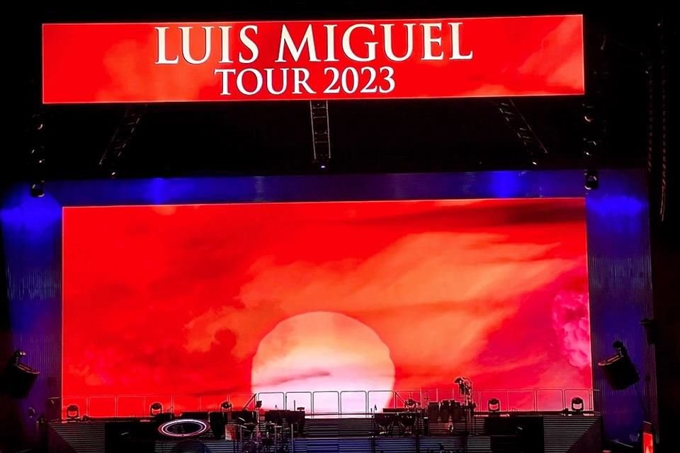 Previo al inicio del concierto, una imagen imponente del Sol se desplegaba en la pantalla principal.