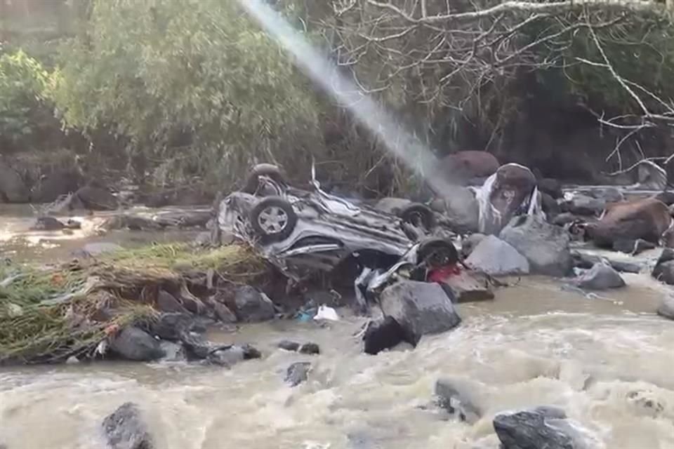 Así quedó un auto arrastrado por la corriente.