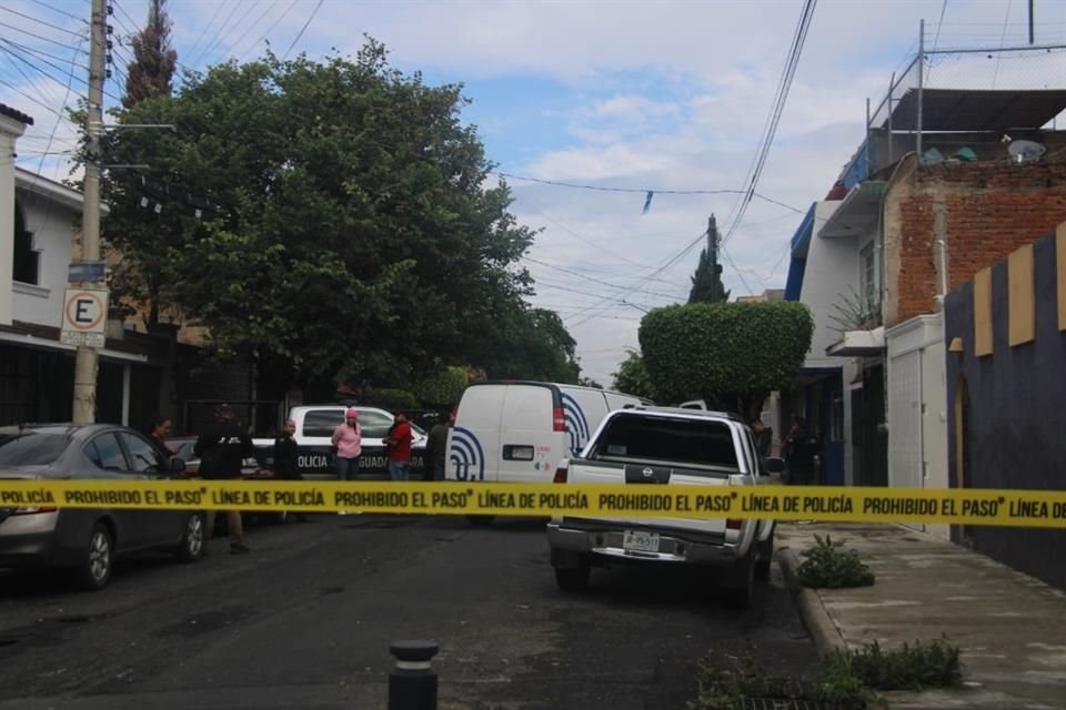 El cadáver de un  hombre fue abandonado, cubierto con plástico y una cobija, en una calle de la Colonia San Andrés, en Guadalajara.