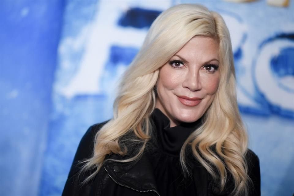 La actriz Tori Spelling enfrenta problemas económicos y vive en una casa rodante con sus cinco hijos, tras su divorcio con Dean McDermott.