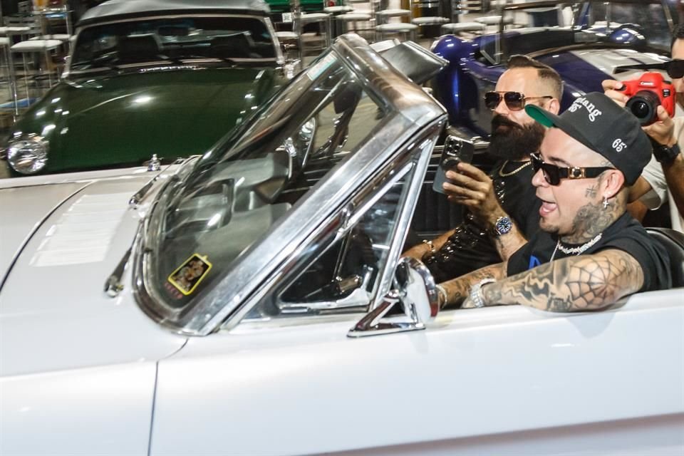 Gera MX fue al volante de su Mustang 65 y detrás de él, alrededor de otros 25 coches antiguos.