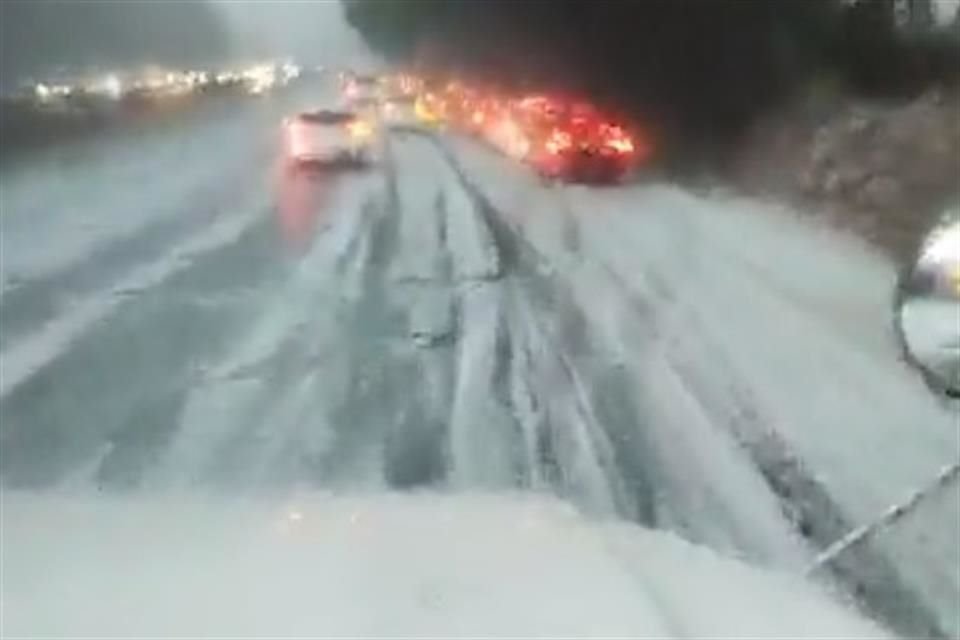 Una fuerte lluvia con granizada afectó la Autopista México-Cuernavaca y nuevamente al pueblo de Parres, en la Alcaldía Tlalpan.