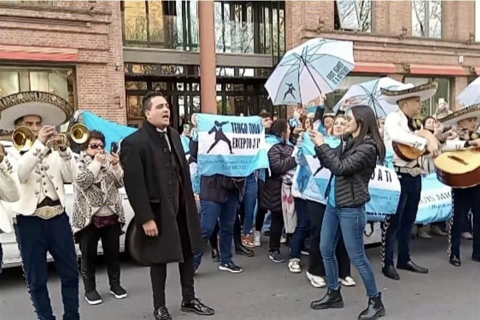 Aunque Luis Miguel no ha querido atender a sus fans argentinas, estas se mantienen afuera de su hotel; ahora le llevaron mariachi.