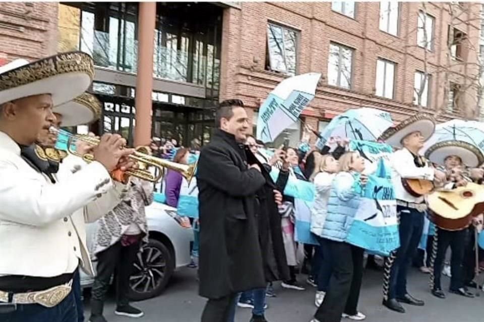 Pese a toda la euforia callejera, el cantante nunca salió a convivir con sus fans.