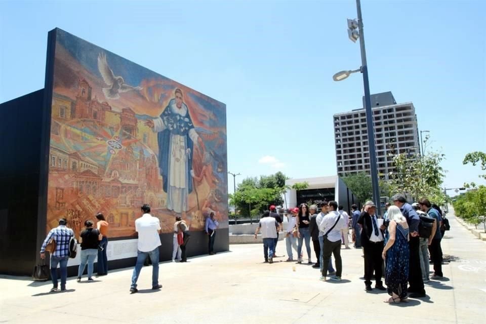 El mural 'Fray Antonio Alcalde Descrito por Agustín Yáñez' se encuentra al exterior de la estación de La Normal de la L3.