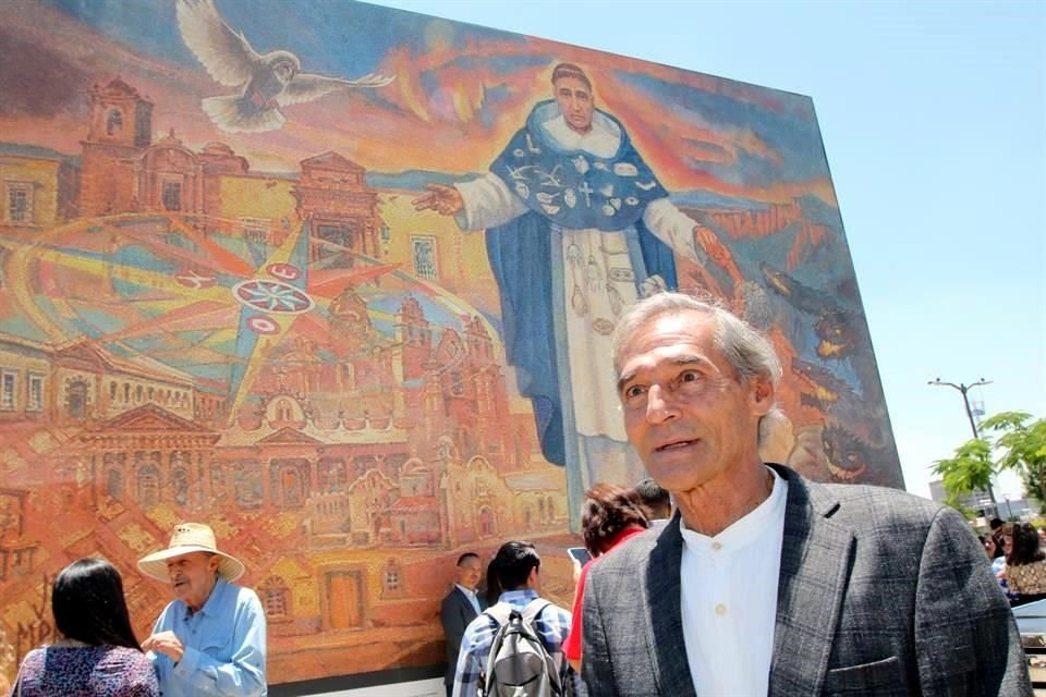 Jorge Monroy, artista a cargo del mural de Fray Antonio Alcalde en Paseo Alcalde afuera de la estación La Normal de la L 3 del Tren Ligero.