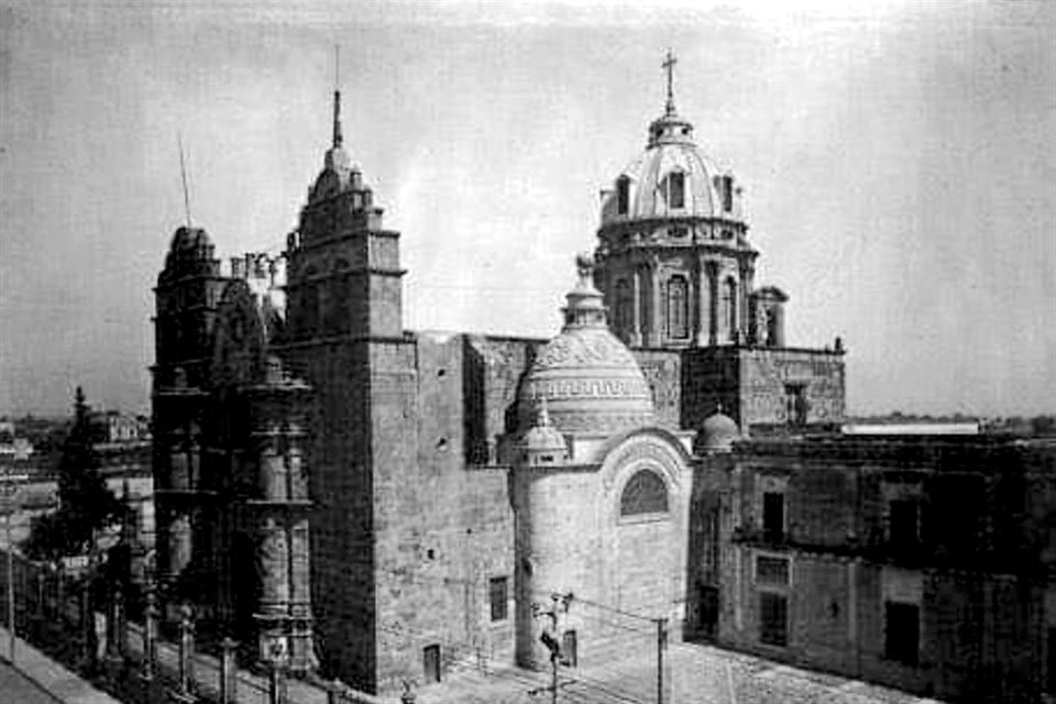 En el Santuario de Guadalupe, que mandó construir el propio Fran Antonio Alcalde, están sus restos.