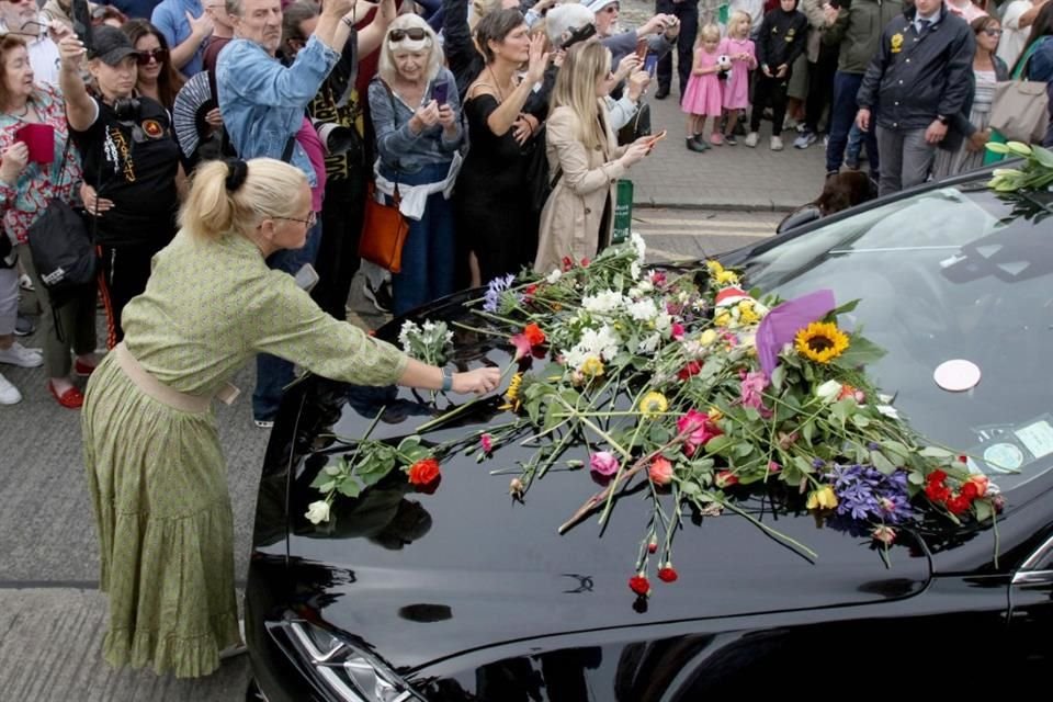 La gente depositó flores en el coche funébre de Sinéad O'Connor.