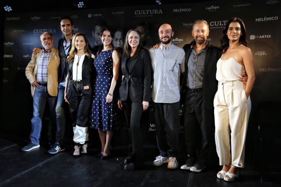 El director de escena Enrique Singer (primero a la izq.) con el elenco de la obra que se estrenará el 31 de agosto en el Centro Cultural Helénico.