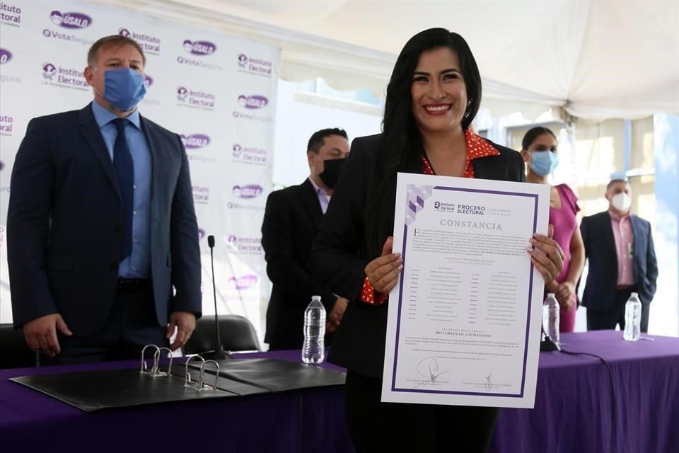 Citlalli Amaya recibe su constancia como Presidenta municipal electa por parte del IEPC.