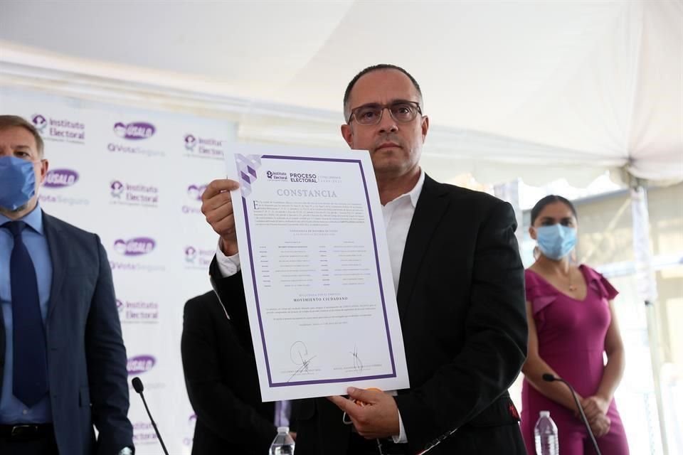 Ricardo Morales Sandoval, Presidente electo de Zapotlanejo, recibe su constancia por parte del IEPC.