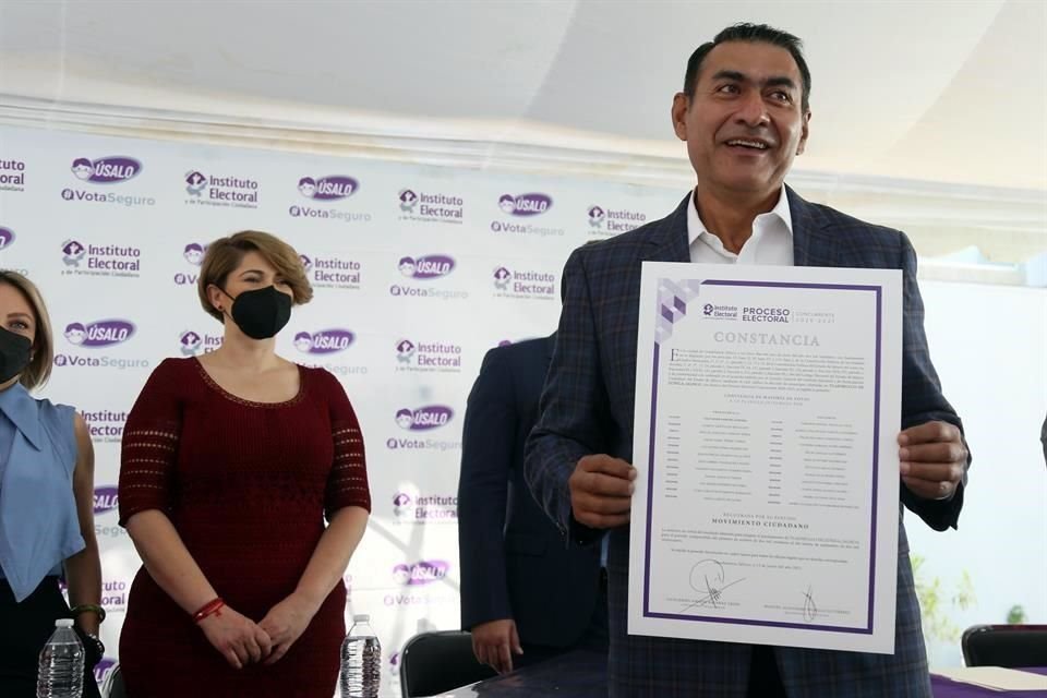 Salvador Zamora, Presidente electo de Tlajomulco, también recibió la constancia.