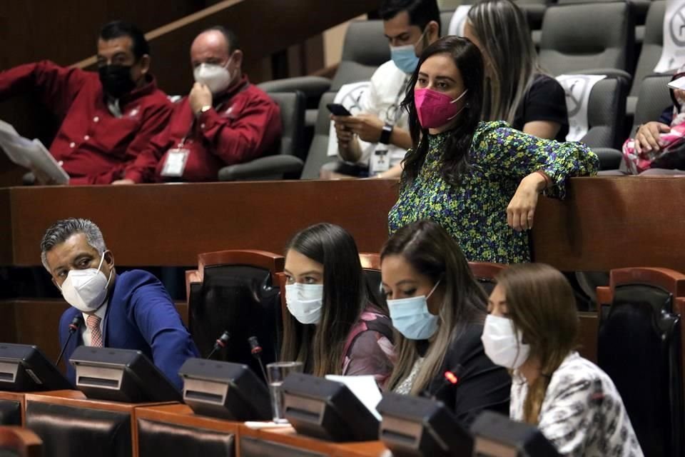 Mariana Fernández (de cubrebocas rosa) regresa a su curul como diputada ahora por el partido Morena.