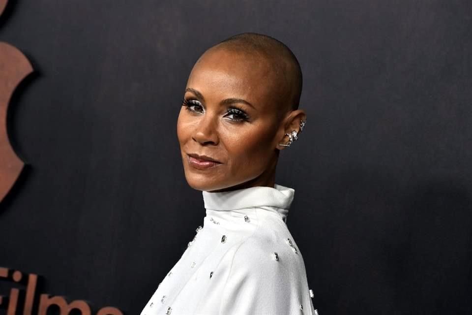 Jada Pinkett Smith mostró avances sobre su alopecia, en una foto que compartió, donde se ve que su cabello ha comenzado a crecer de nuevo.