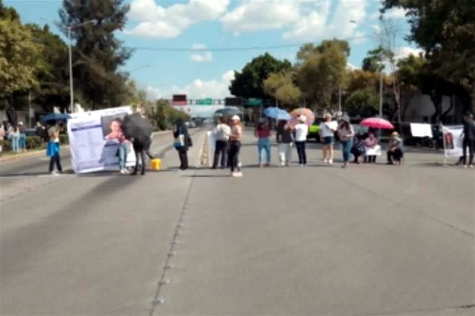 Familiares de Alejandra Anel bloquearon Calzada Vallejo para exigir que la Fiscalía realice una búsqueda.