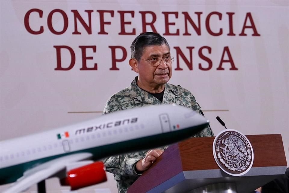 El Secretario de la Defensa anunció que la aerolínea militar ofrecerá vuelos más baratos.