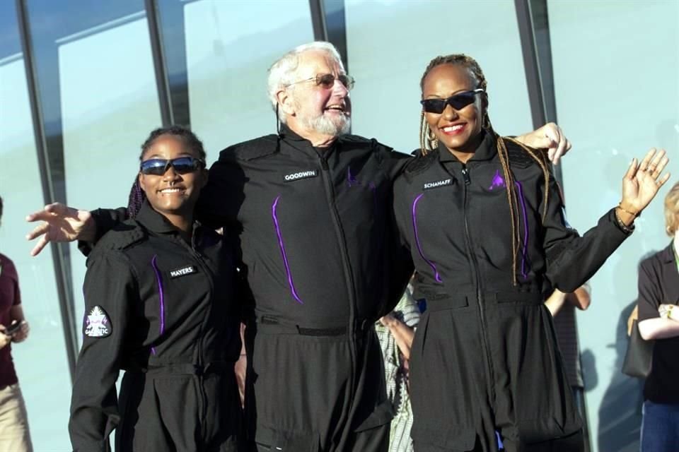 Tres pasajeros ganaron boletos para participar en la misión de astronautas privados de Virgin Galactic en un concurso de sorteos: Jon Goodwin (centro), Keisha Schahaff y su hija Anastatia Mayers.