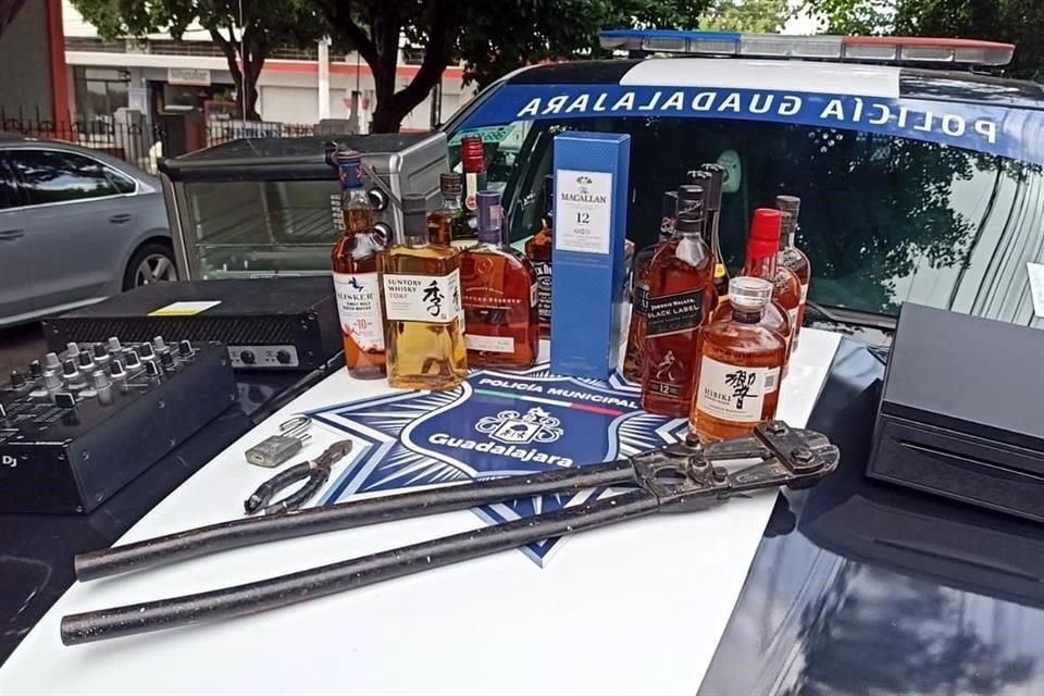 Se aseguraron 17 botellas de whisky, una caja registradora, un tostador, un amplificador y un mixer, todo valuado en 50 mil pesos.