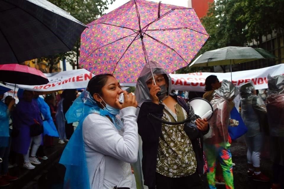 La manifestación continuó a pesar de la lluvia, mientras representantes se reunían con autoridades.