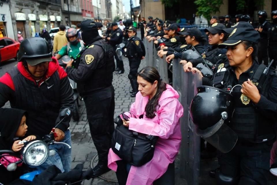 Policías fueron enviados al exterior de la sede del Gobierno mientras se realizaba la protesta.