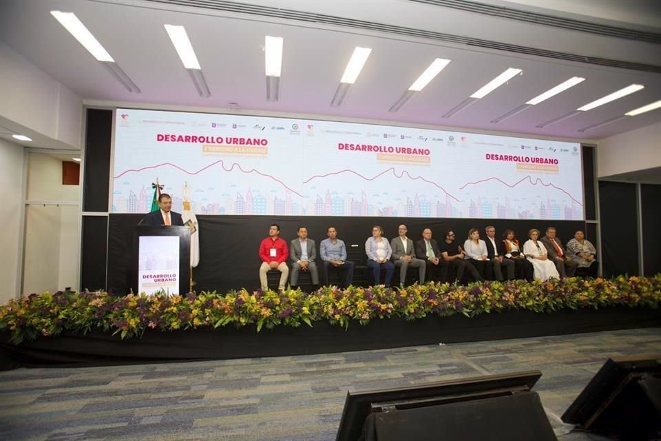 Al evento asistieron funcionarios públicos y especialistas en desarrollo urbano.