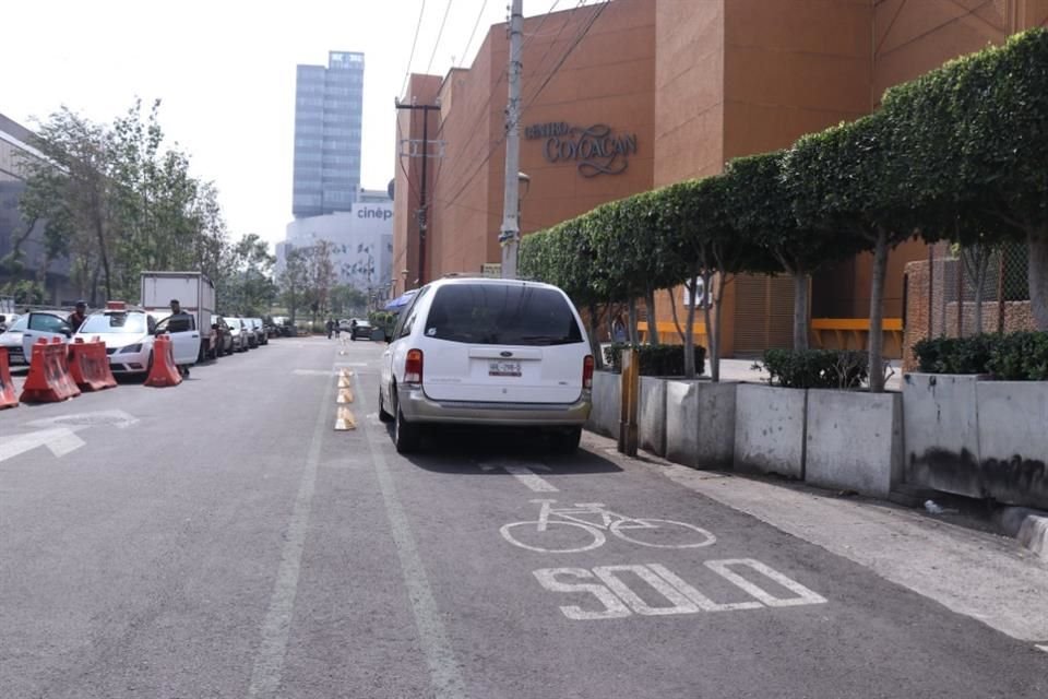 Automóviles usan como estacionamiento la ciclovía de la Calle de Real de Mayorazgo.