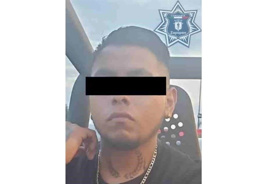 El detenido llevaba botellas de alcohol y botana.