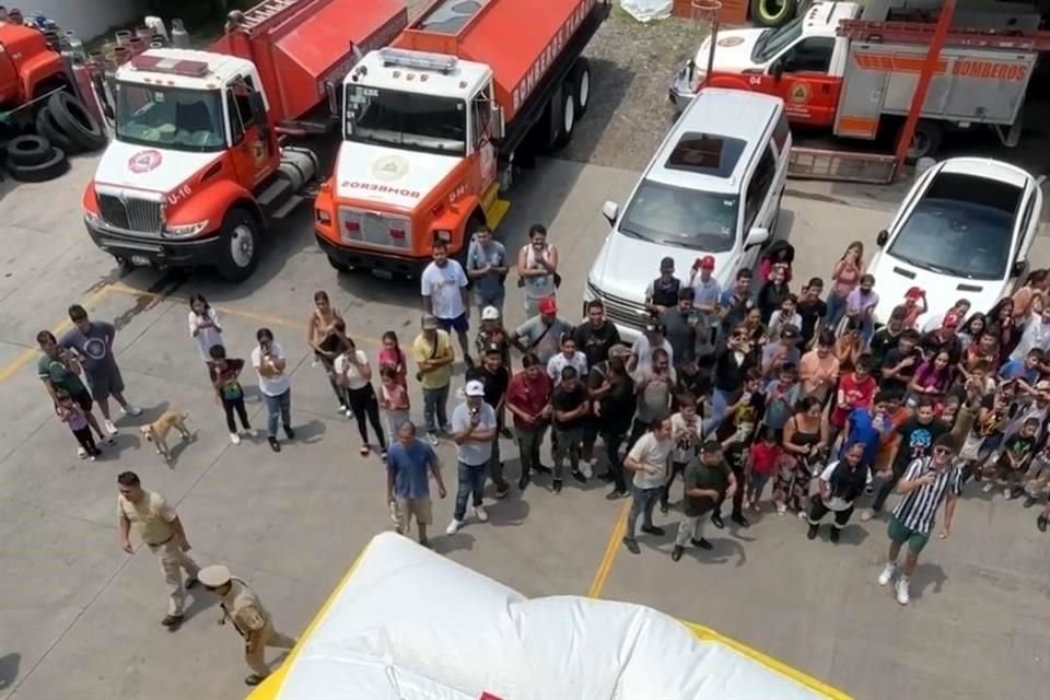El Youtuber HotSpanish realizó retos en las instalaciones de Bomberos Tlaquepaque.