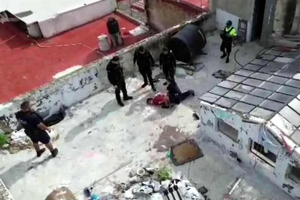 El detenido se encontraba en las azoteas de la Calle González Ortega, cerca de la Avenida Hidalgo en el Centro de Guadalajara.