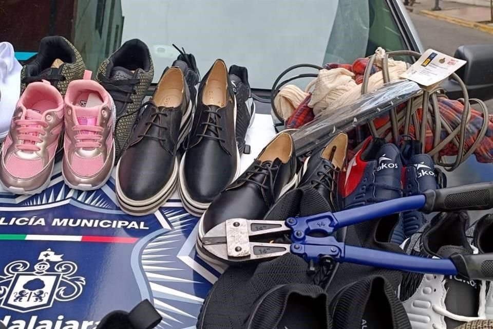 Autoridades lo descubrieron con 22 pares de zapatos, que en total tendrían un costo de aproximadamente 5 mil pesos.