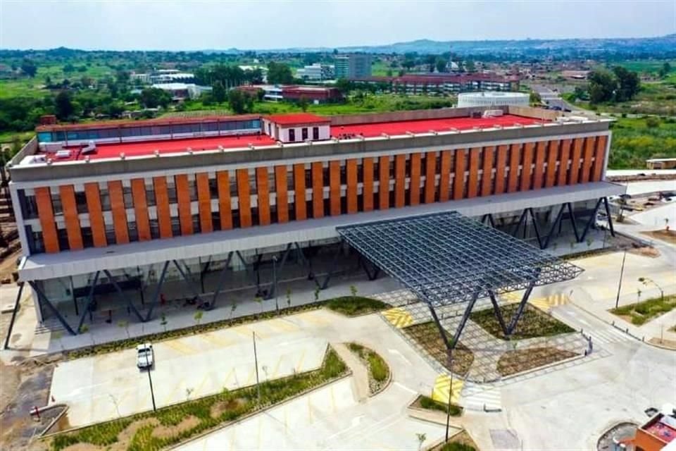 Mientras que el Edificio A del Hospital Civil Oriente ya está terminado, todavía falta que culmine la obra del edificio B.