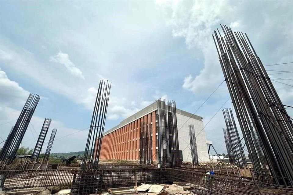 Alfaro destacó la magnitud de la obra, aunque aseguró que el Edificio B del complejo hospitalario será tres veces más grande.